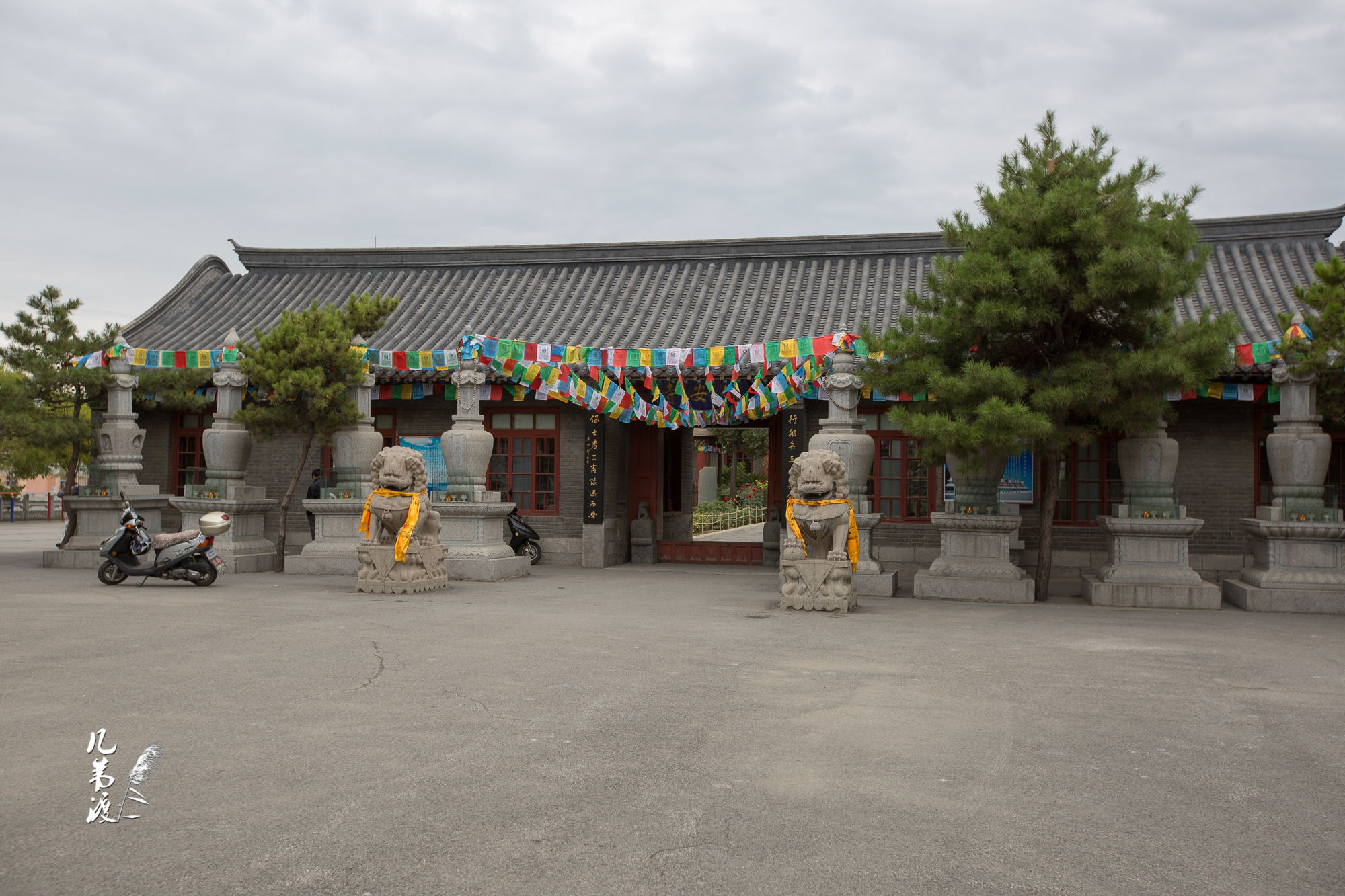 遼寧海城·保安寺厝石山頂一小廟