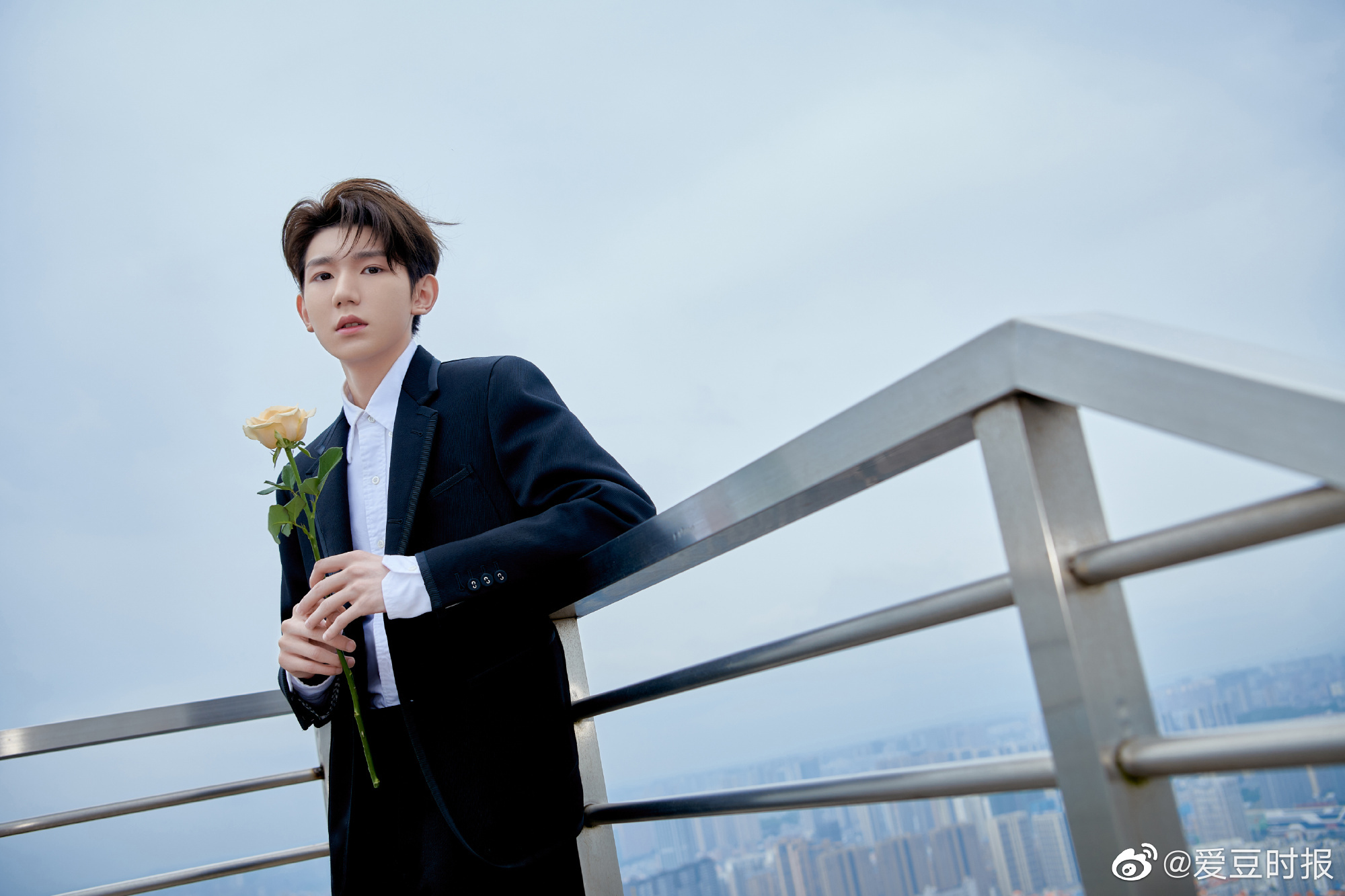 王源《28岁的你》造型图,手拿玫瑰的帅气小源……_高清图集_新浪网