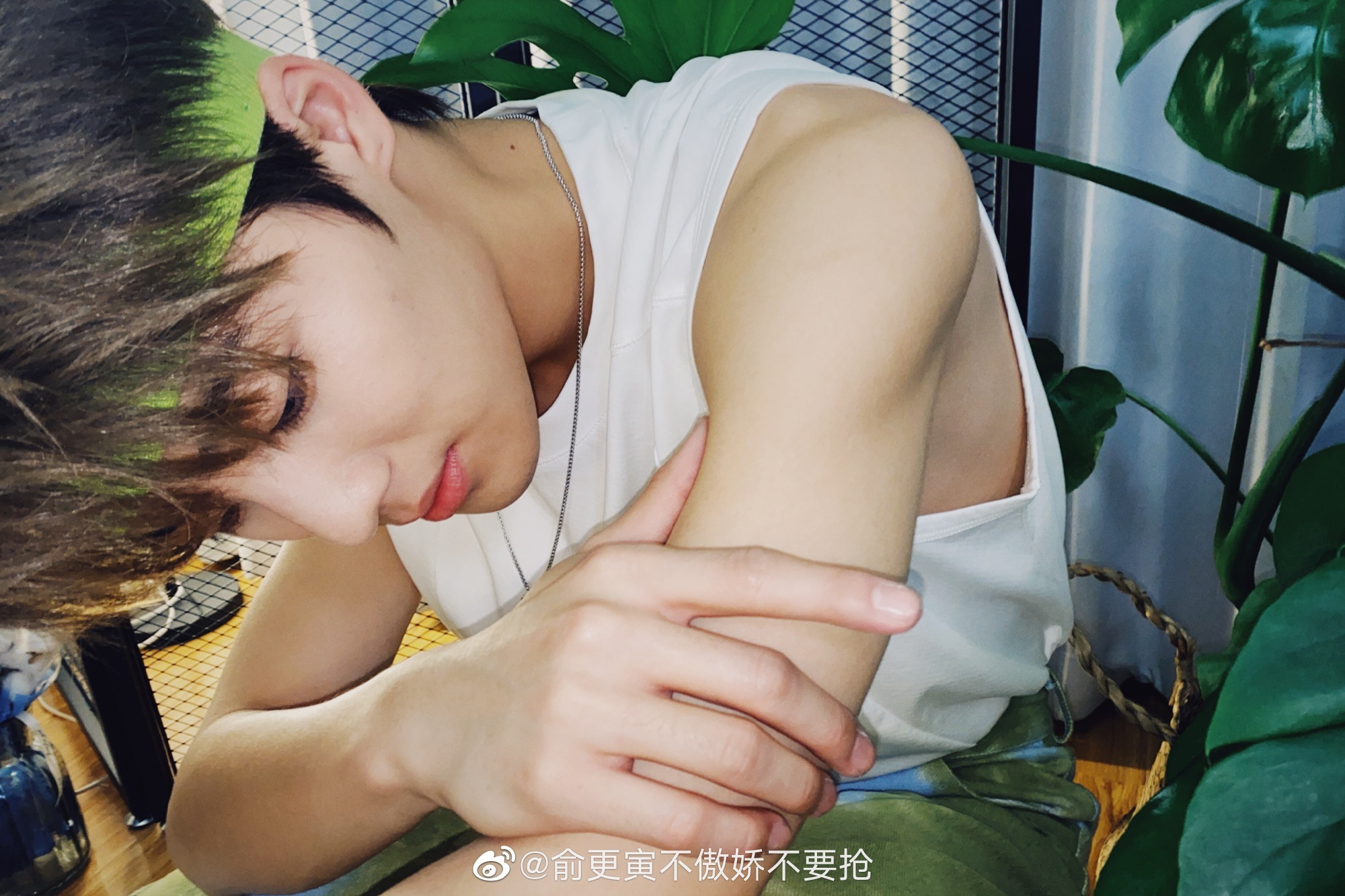 俞更寅更博,帅哥的侧颜杀也太优越了吧! 多多营业啊!_高清图集_新浪网