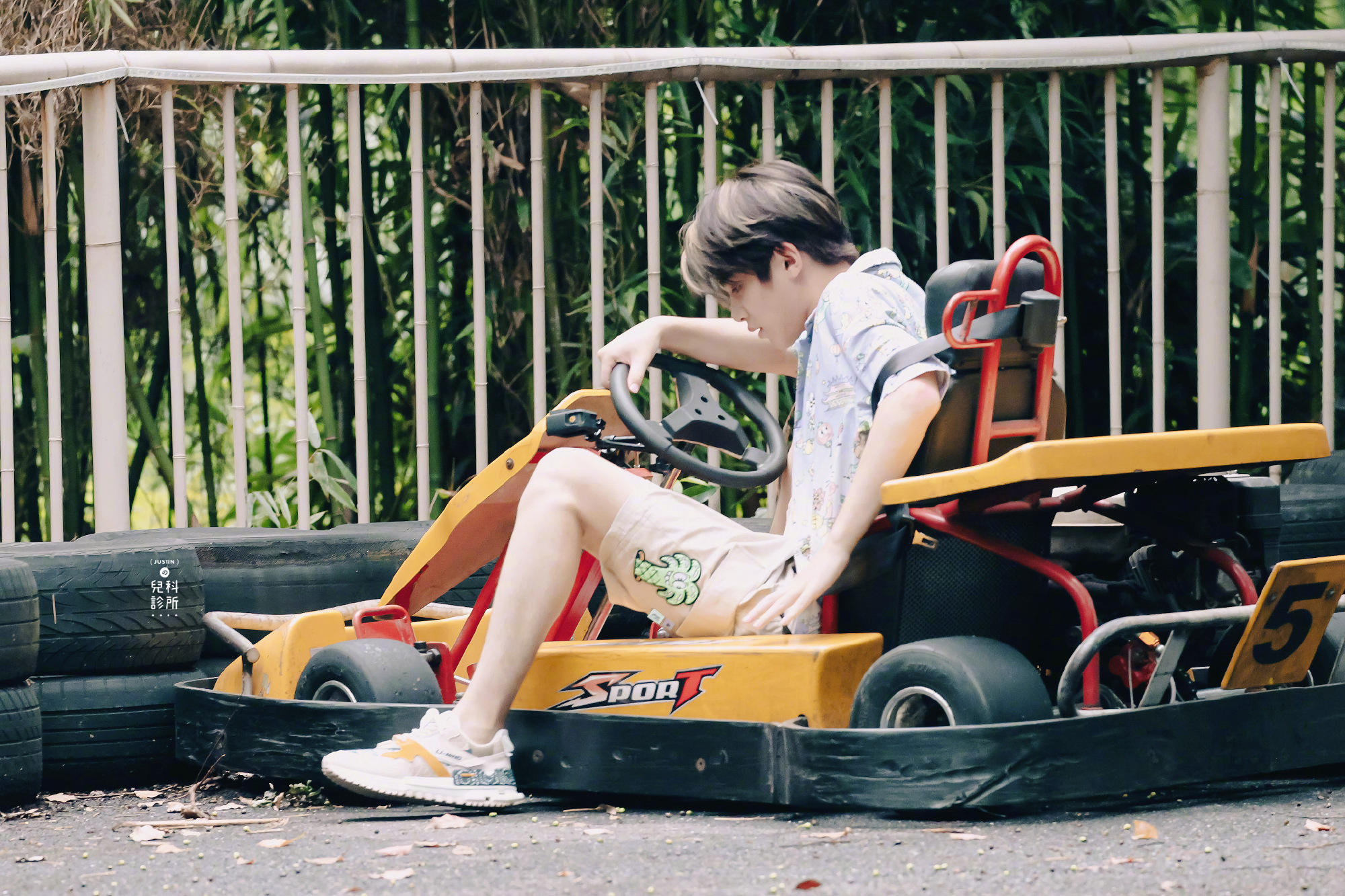 黄明昊极限挑战宝藏行录制饭拍 开卡丁车的小贾太可爱啦!