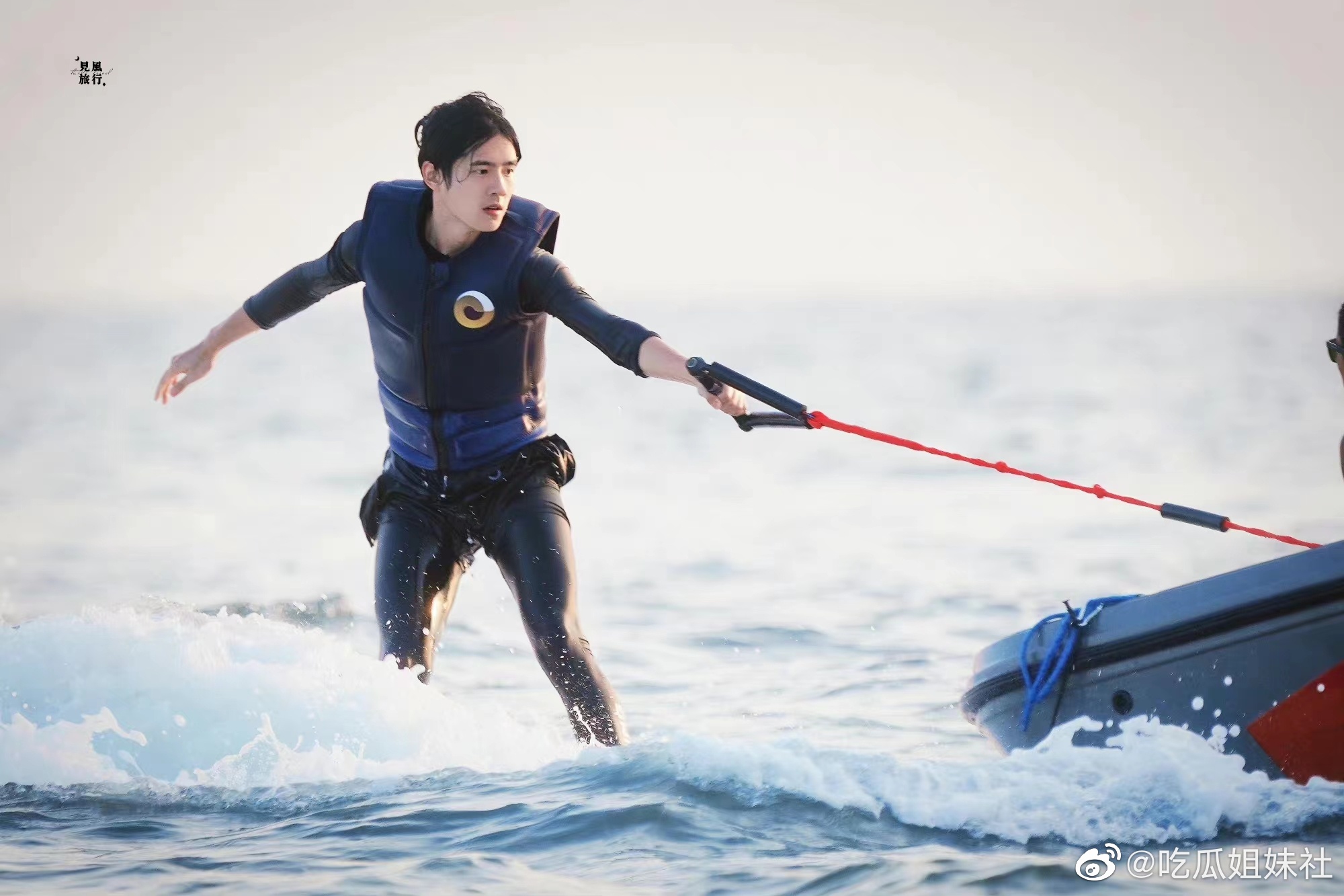 刘昊然尾波冲浪初体验路透! 从路冲板玩到尾波冲浪,他真的好酷