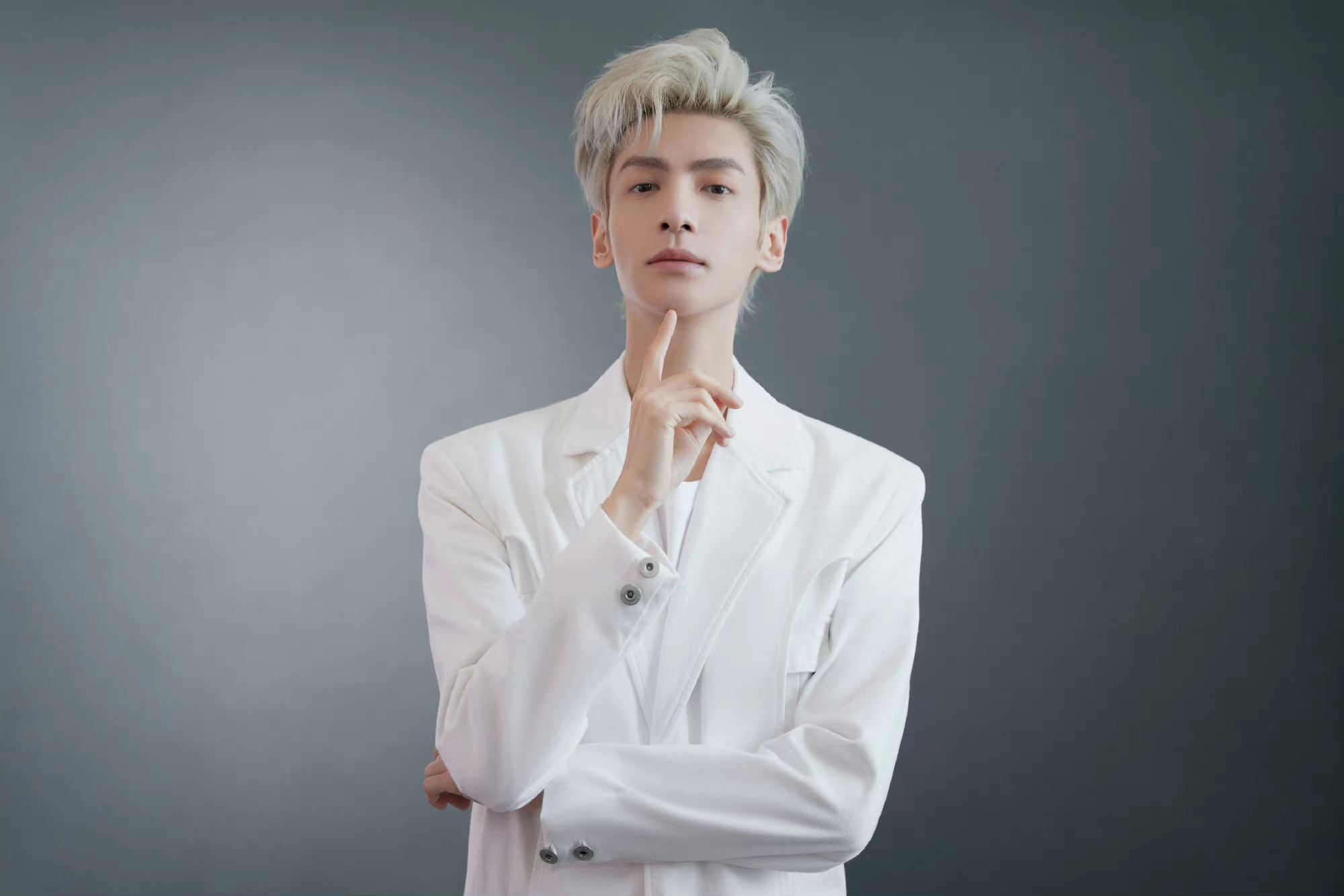 罗云熙白色西装银发造型大片这是谁家的白马王子