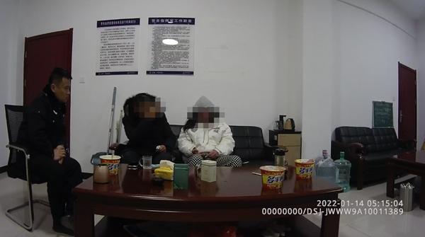 年轻女孩深夜爬到楼顶欲轻生，哭着打了100后结局暖心