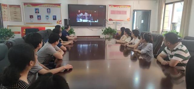 九江外国语学校组织全体党员集中收看中国共产党九江市第十二次代表大会开幕会现场直播休闲区蓝鸢梦想 - Www.slyday.coM