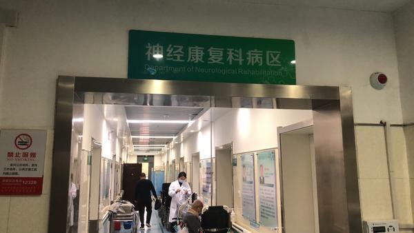 河南一48岁男子因长期不吃饭，引发大脑退变反应迟缓，骑车时反应不及摔伤休闲区蓝鸢梦想 - Www.slyday.coM