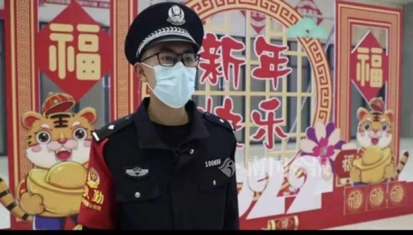 柳州火车站扶梯上,中年妇女后仰摔倒,此时一道身影冲了过去……休闲区蓝鸢梦想 - Www.slyday.coM 柳州火车站扶梯上,中年妇女后仰摔倒,此时一道身影冲了过去……休闲区蓝鸢梦想 - Www.slyday.coM