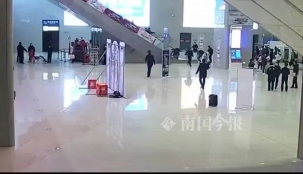 柳州火车站扶梯上,中年妇女后仰摔倒,此时一道身影冲了过去……休闲区蓝鸢梦想 - Www.slyday.coM 柳州火车站扶梯上,中年妇女后仰摔倒,此时一道身影冲了过去……休闲区蓝鸢梦想 - Www.slyday.coM