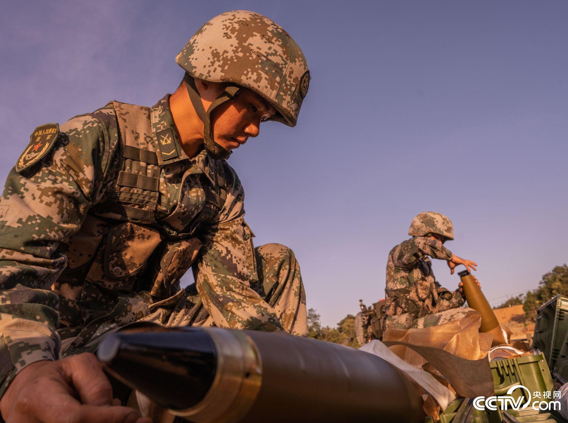 第75集团军某合成旅炮兵实弹射击提升部队协同打击能力