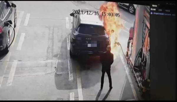深圳警方通报“男子拔下保时捷油枪后点燃”：已抓获嫌疑人休闲区蓝鸢梦想 - Www.slyday.coM