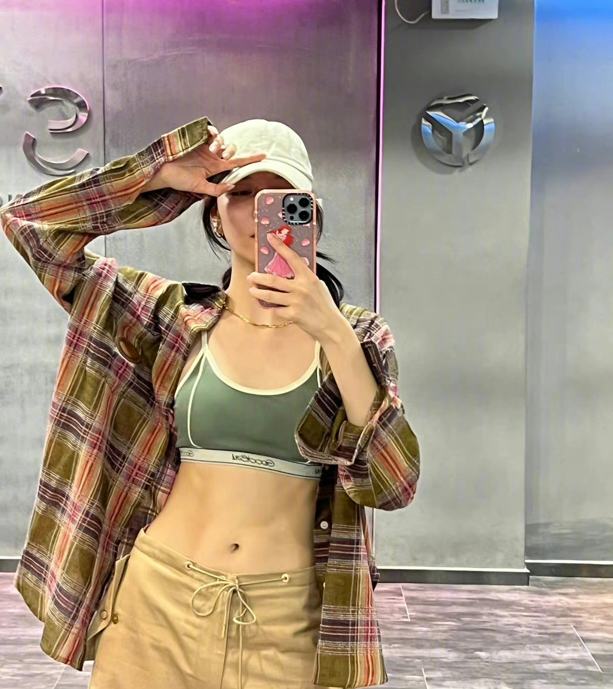 宋妍霏夏日彩色随拍cc真的好会穿搭啊这细腰腹肌马甲线