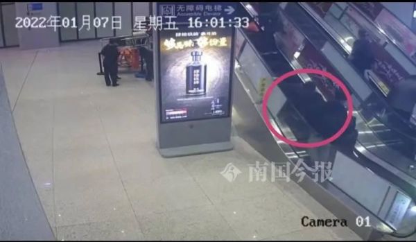 柳州火车站扶梯上,中年妇女后仰摔倒,此时一道身影冲了过去……休闲区蓝鸢梦想 - Www.slyday.coM 柳州火车站扶梯上,中年妇女后仰摔倒,此时一道身影冲了过去……休闲区蓝鸢梦想 - Www.slyday.coM