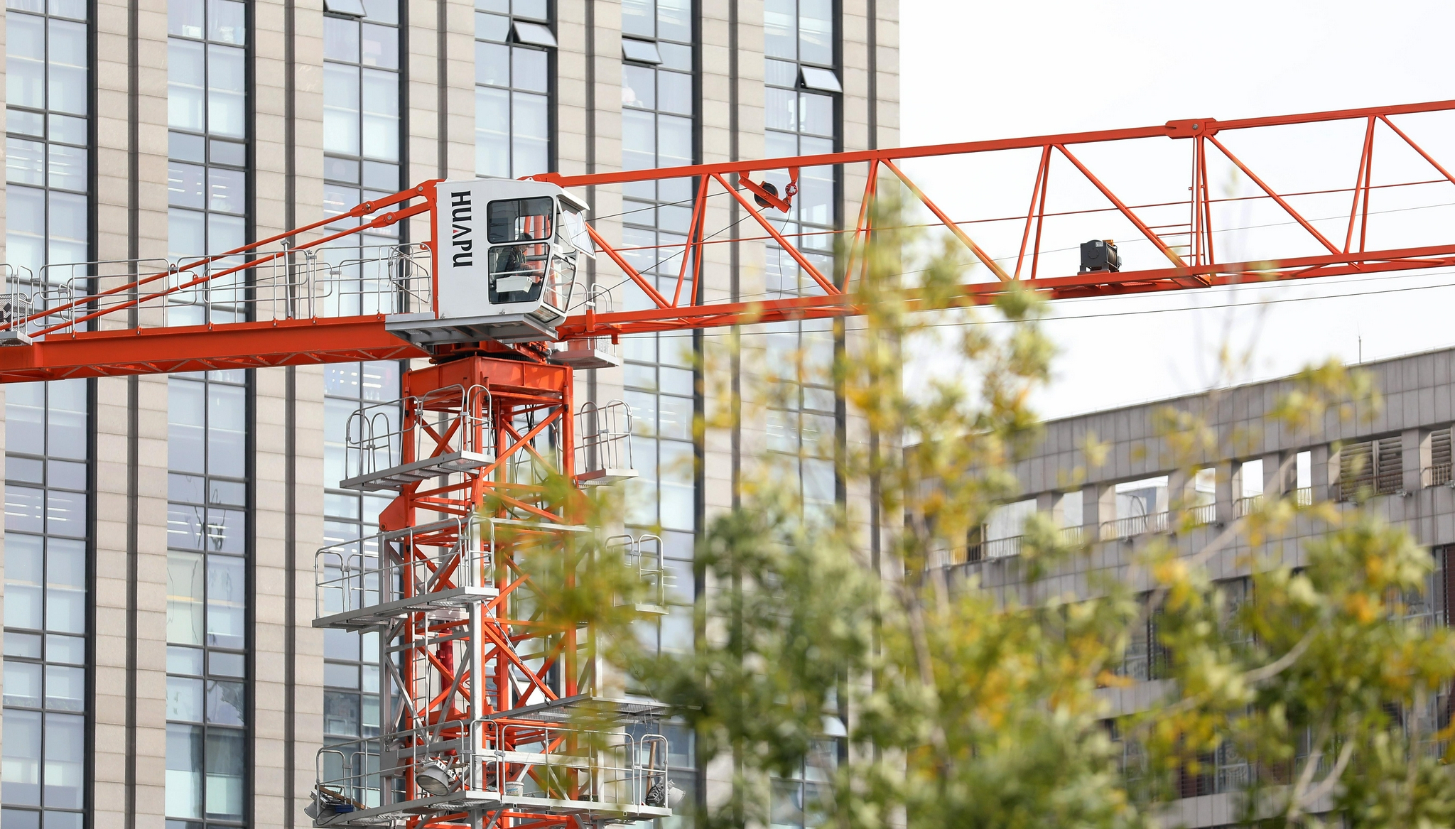 10月4日,一名塔吊司机在沈阳市浑南区一建筑工地工作.