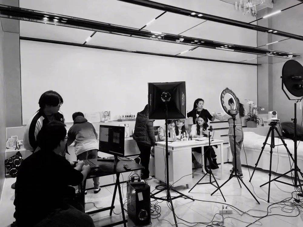 不想卷的人都去成都了，成都就卷了休闲区蓝鸢梦想 - Www.slyday.coM