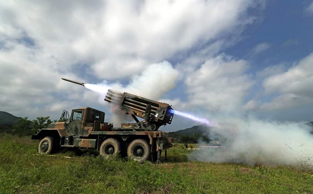 韩国陆军第7炮兵旅"飞龙"营在实弹训练中发射130毫米口径k136a1"九