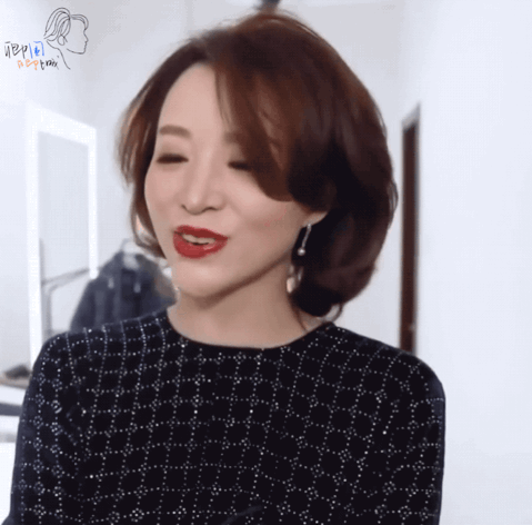 在动态显面对着镜头的董卿也是美艳大气,选用烈焰红唇修饰这样很好的