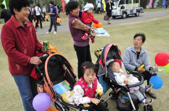 50岁冻龄奶奶带娃遛弯,背影似少女,带娃出门被误认为是宝妈休闲区蓝鸢梦想 - Www.slyday.coM 50岁冻龄奶奶带娃遛弯,背影似少女,带娃出门被误认为是宝妈休闲区蓝鸢梦想 - Www.slyday.coM