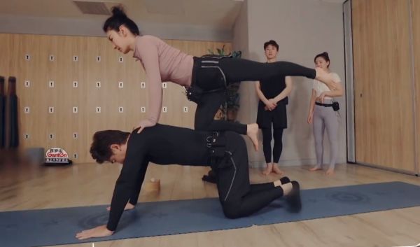 黄奕矜持点吧约会2次带崔伟玩双人瑜伽放话女儿教育交给他了