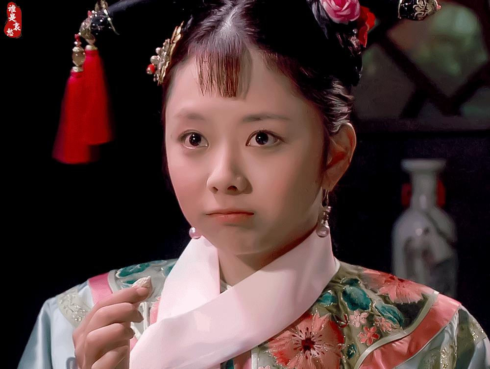 大家都在吃饭,淳常在为什么在玩手机,是在发pyq吗《甄嬛传》的粉丝太