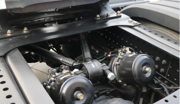 在可靠性上,欧曼15l天然气重卡采用了威伯科abs,采埃孚/法雷奥离合器