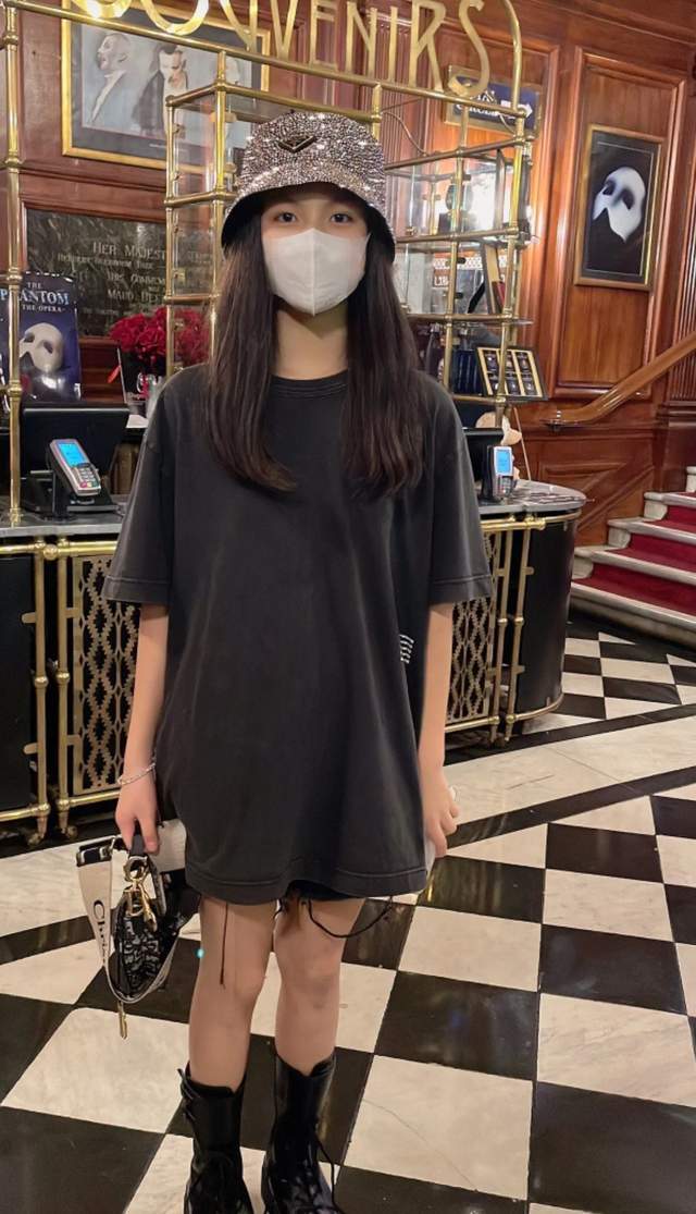 网曝李湘在英国陪孩子读书，账号晒看音乐剧照片，生活惬意不愁钱休闲区蓝鸢梦想 - Www.slyday.coM
