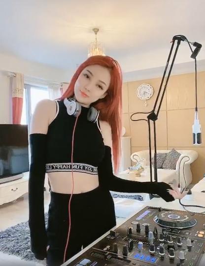 郭美美化身火辣女dj在家苦练打碟技术自曝下个月将全国巡演