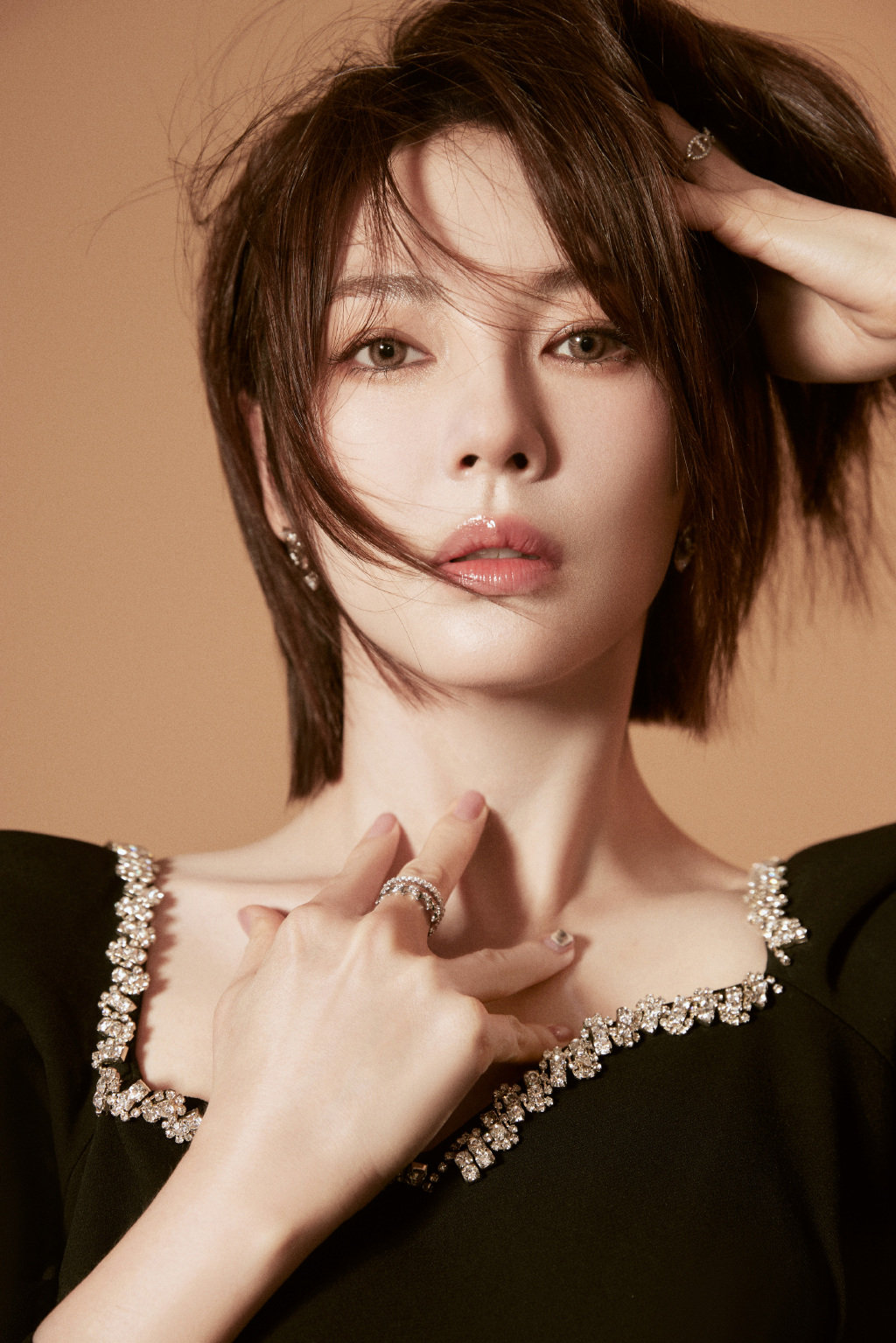 张雨绮一身优雅黑裙搭配酷飒短发颇有几份干练的淑女味道