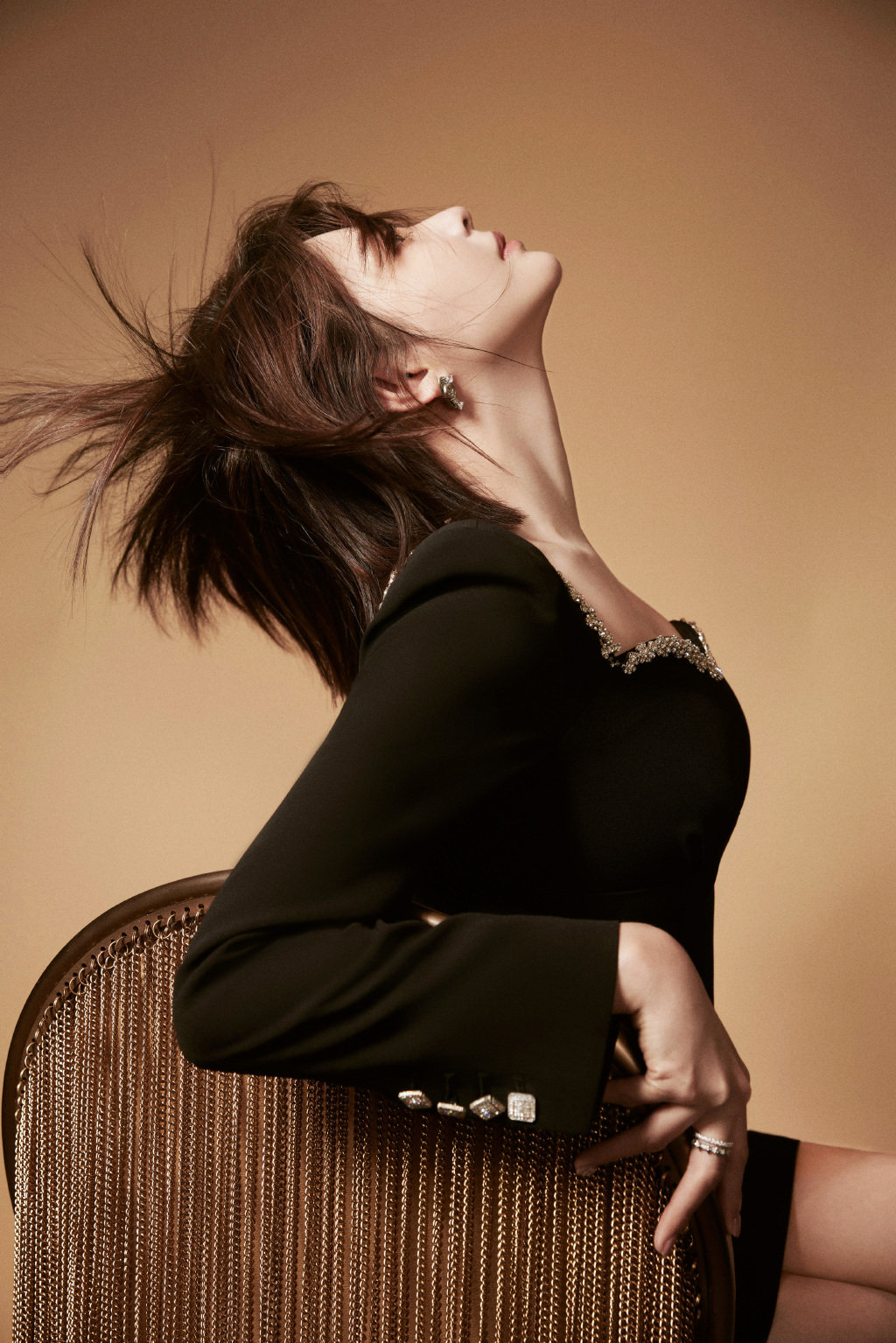 张雨绮一身优雅黑裙搭配酷飒短发颇有几份干练的淑女味道