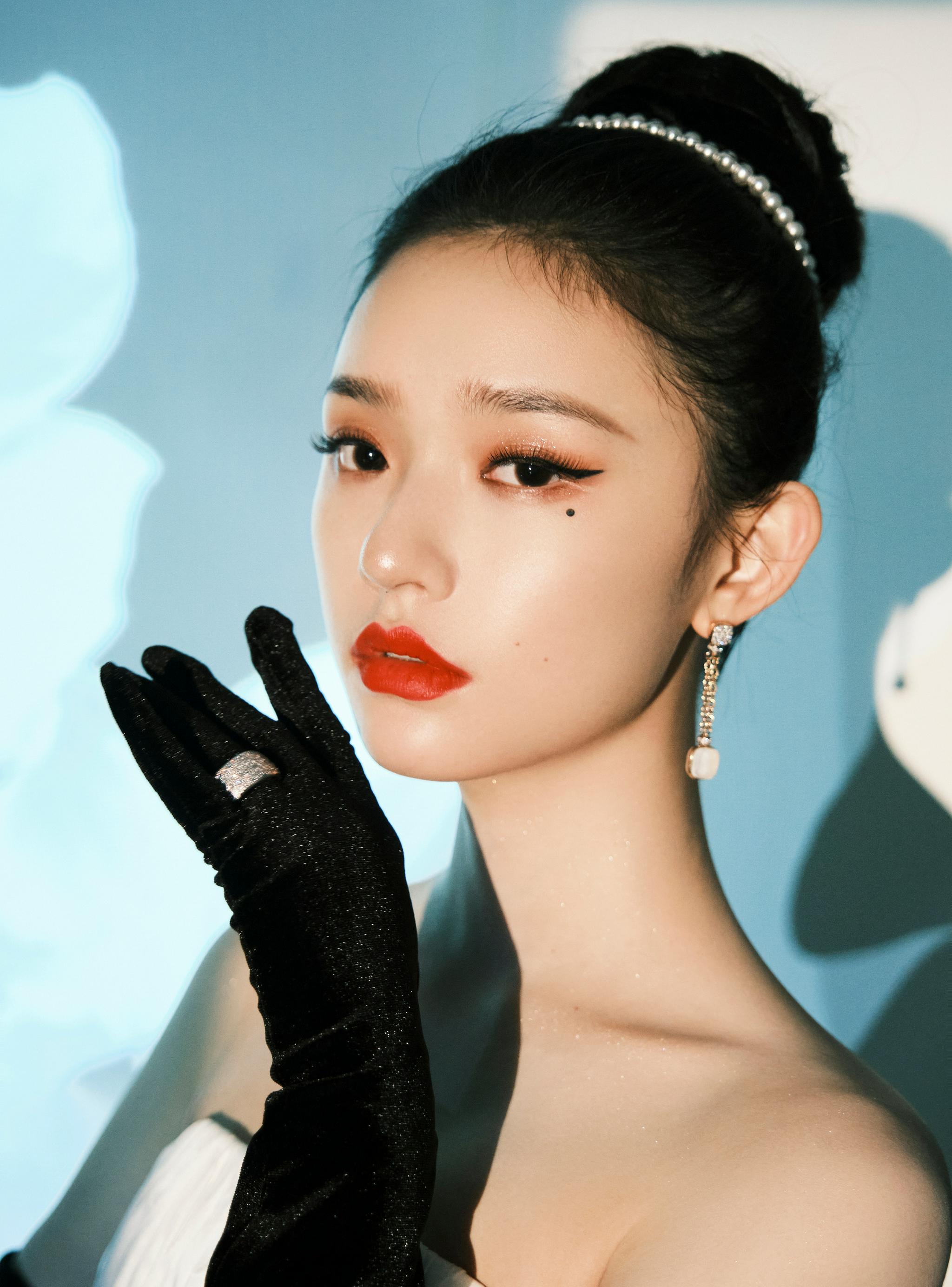 赫本风复古造型,黑白缎光长裙 黑色丝绒手套……__财经头条