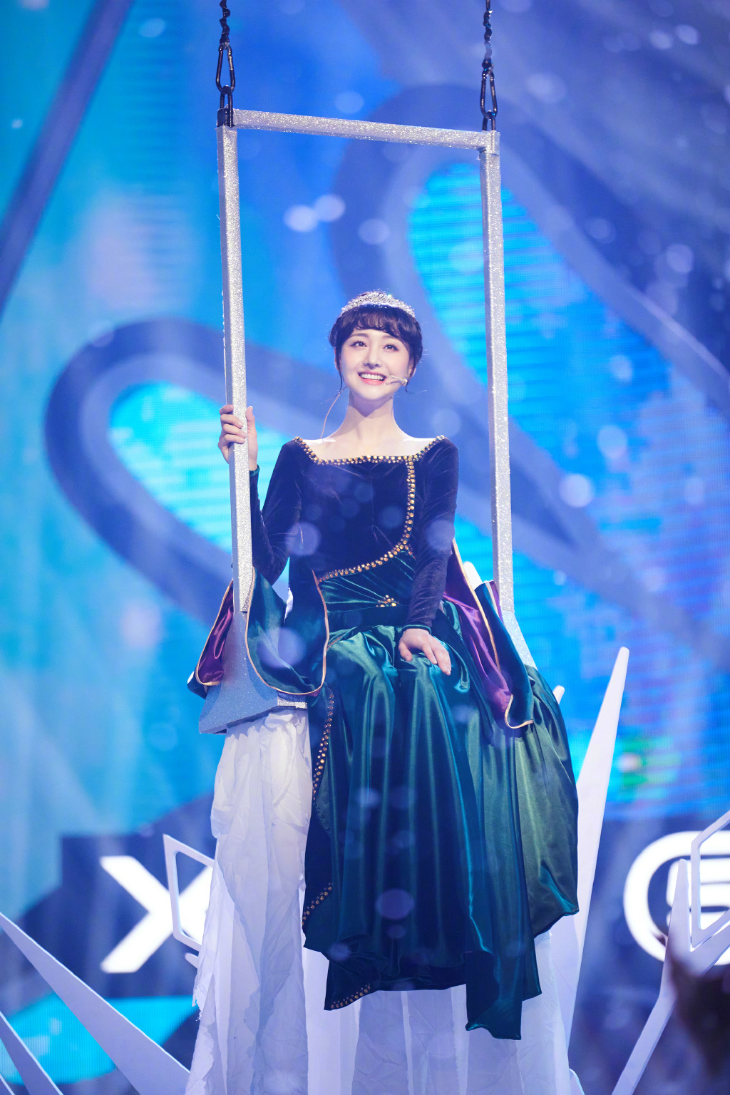 郑爽貌美是公认的,穿黑色轻纱礼服腰间绣花,舞台上美成暗夜精灵