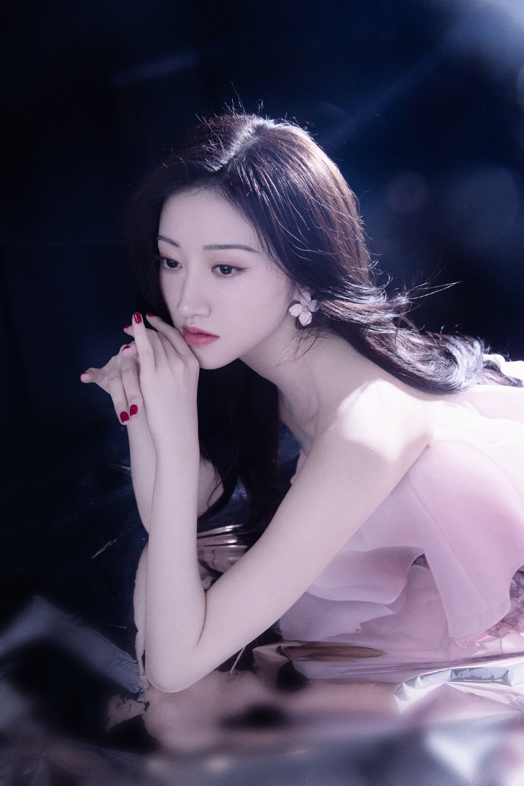 景甜身穿粉色飘纱修身亮片鱼尾裙,好似仙女,一头大波浪长发