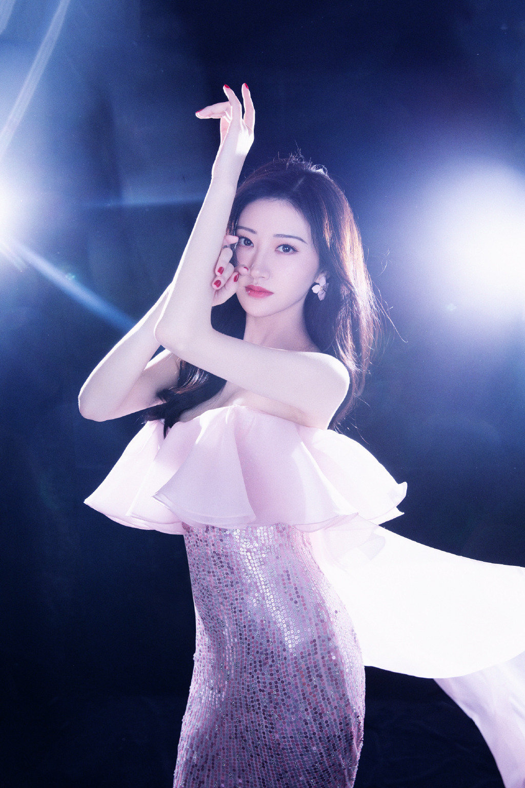 景甜身穿粉色飘纱修身亮片鱼尾裙,好似仙女,一头大波浪长发