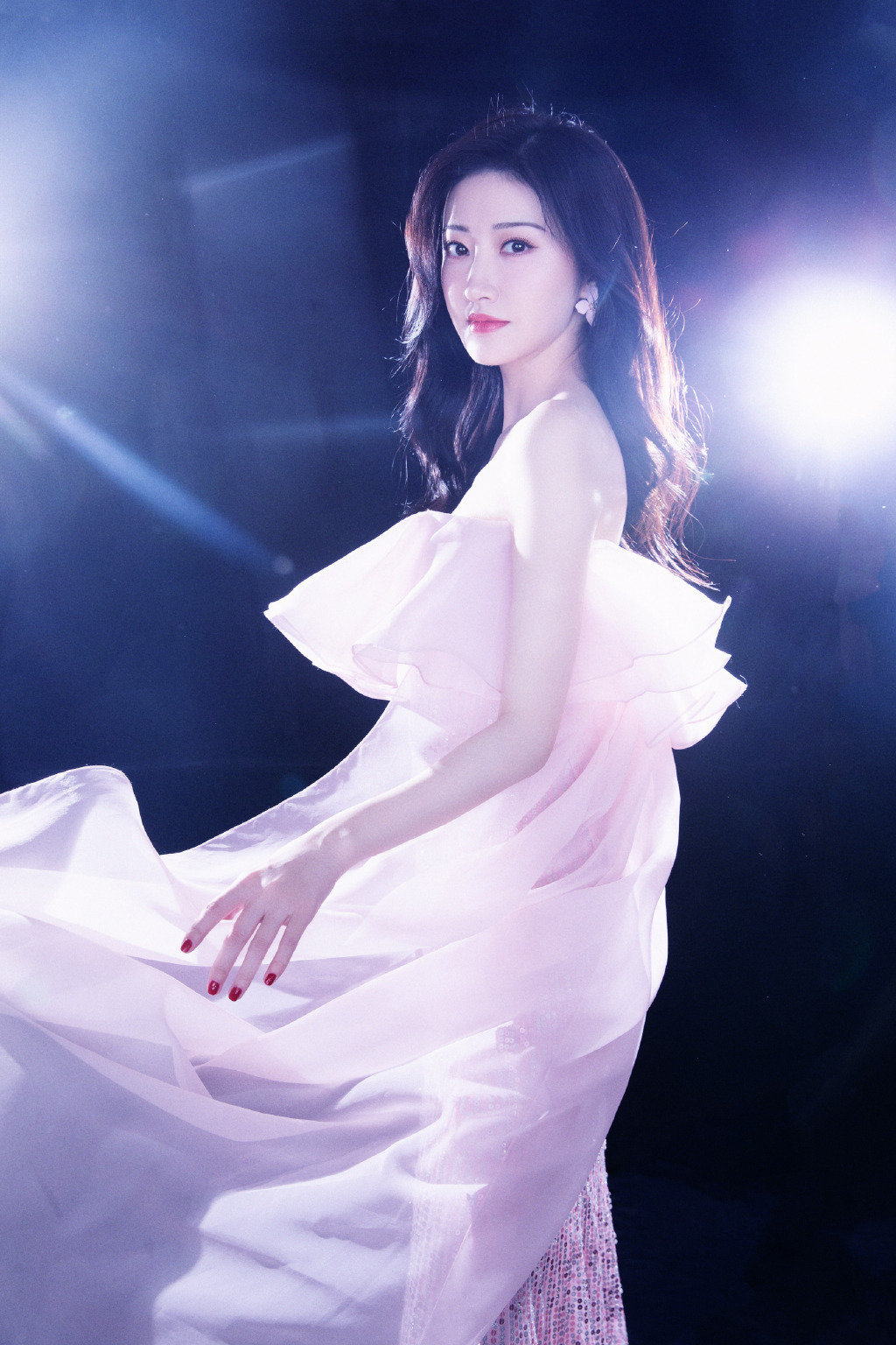 景甜身穿粉色飘纱修身亮片鱼尾裙,好似仙女,一头大波浪长发