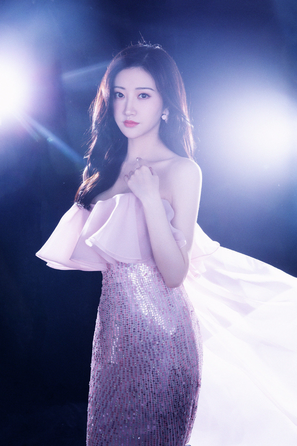 景甜身穿粉色飘纱修身亮片鱼尾裙,好似仙女,一头大波浪长发