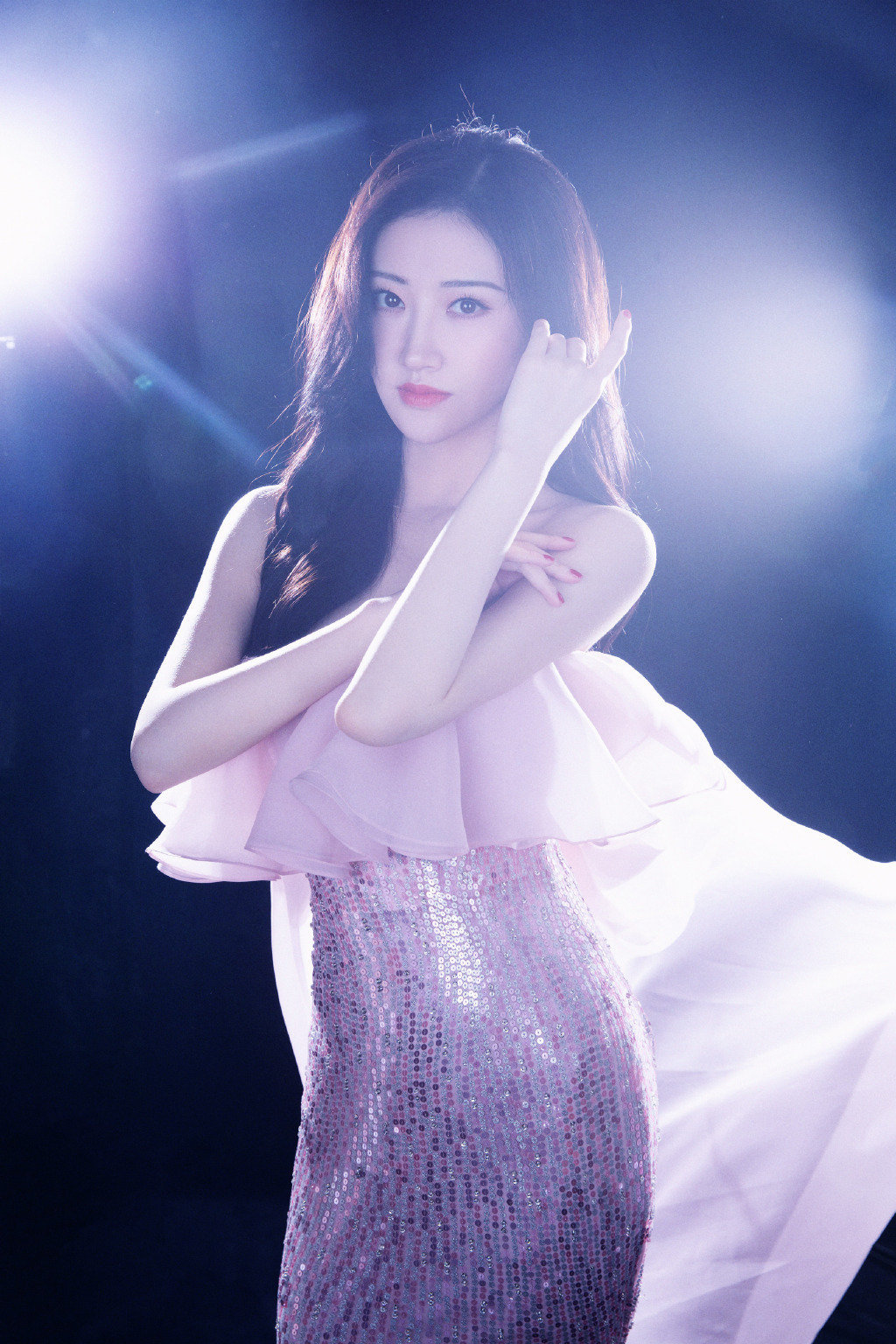 景甜身穿粉色飘纱修身亮片鱼尾裙,好似仙女,一头大波浪长发