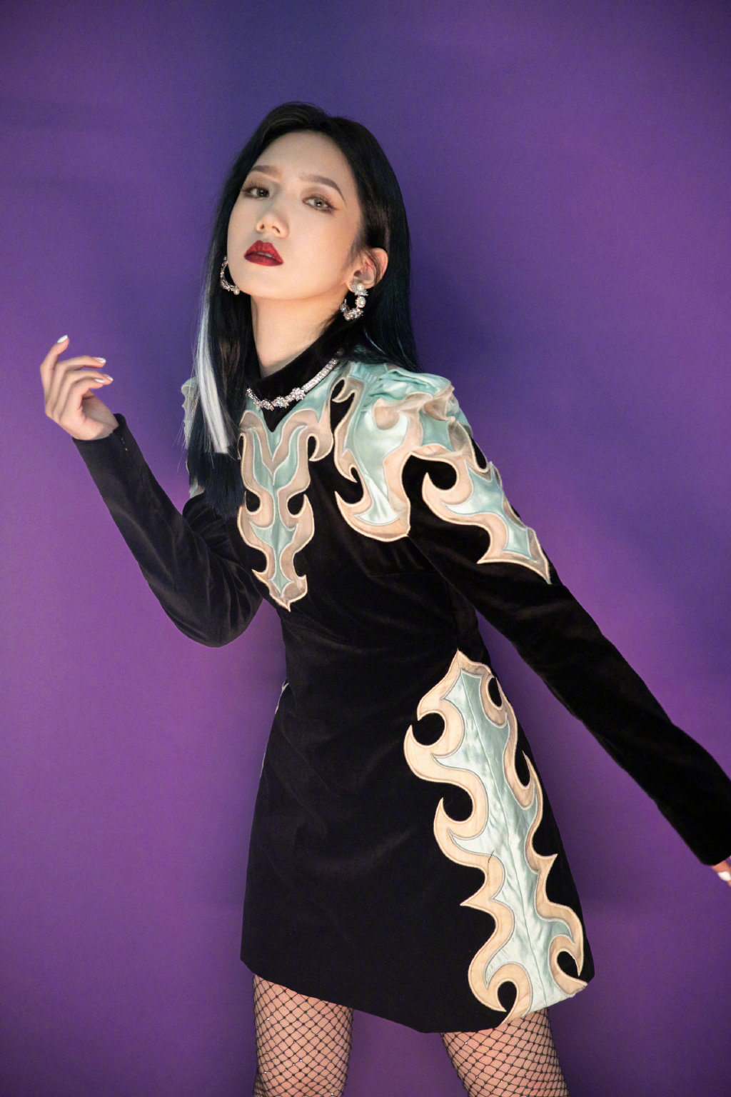 孟美岐身着黑色复古连衣裙搭配马丁靴精美珠宝配饰浓烈色彩妆容