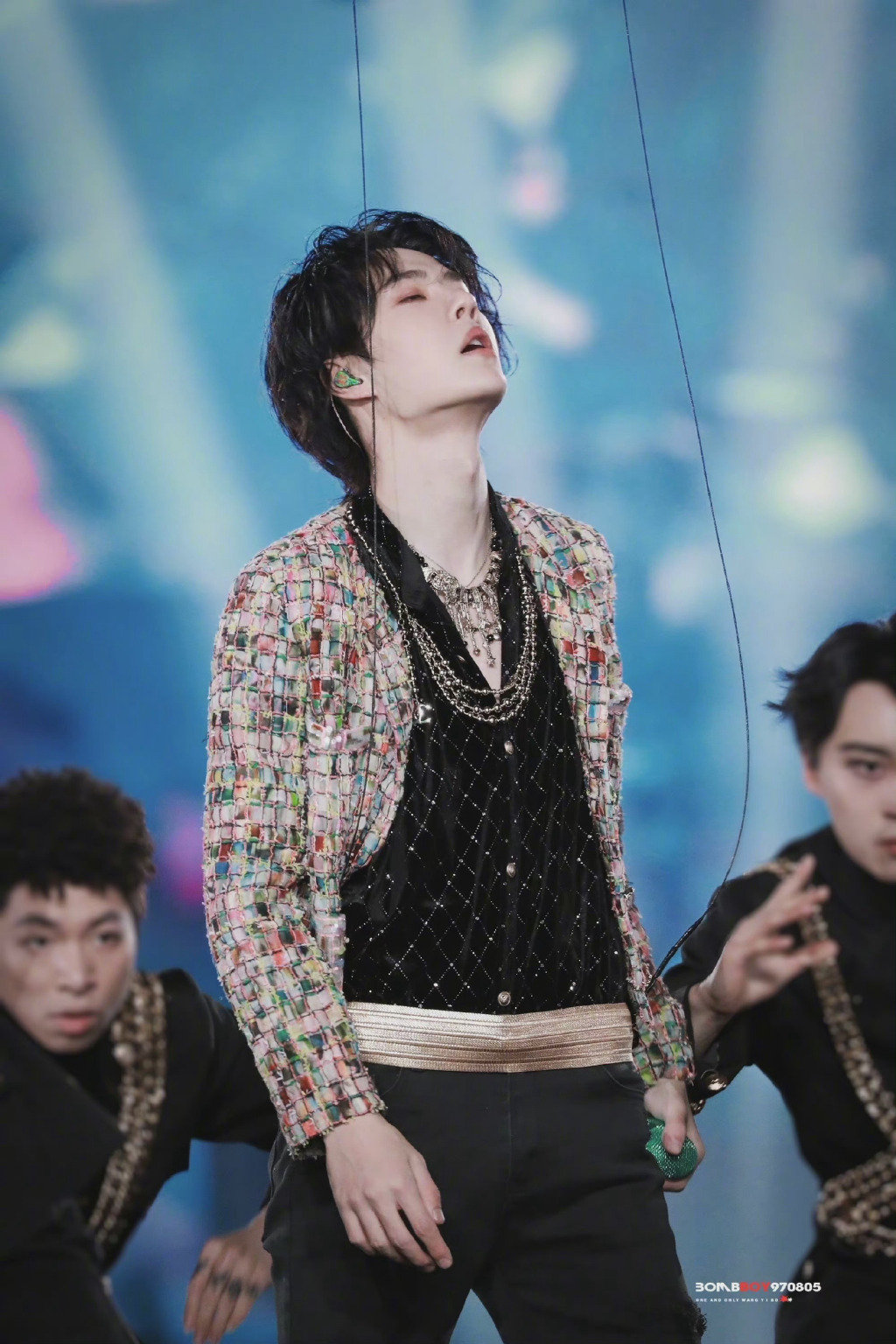 王一博绿色话简和绿色耳返搭配碎花外套帅气