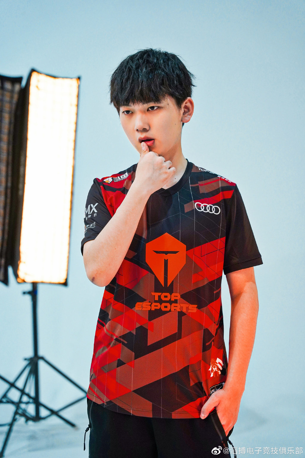 tes官博分享了定妆照拍摄花絮~ jackeylove这个抹嘴的表情_高清图集