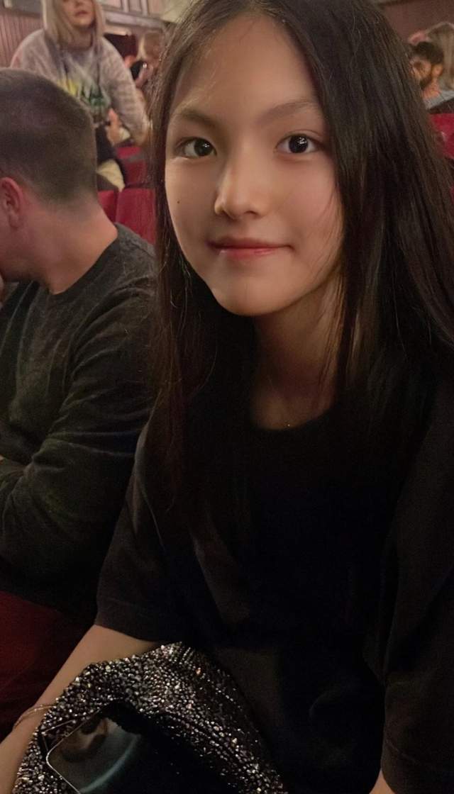 网曝李湘在英国陪孩子读书，账号晒看音乐剧照片，生活惬意不愁钱休闲区蓝鸢梦想 - Www.slyday.coM
