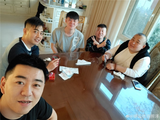 冯照洋做手工受伤粉丝在线吃瓜确定不是跟风岳云鹏做包失败