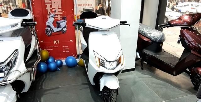 新款72v电动车配24安锂电池,34l座桶,1200w电机