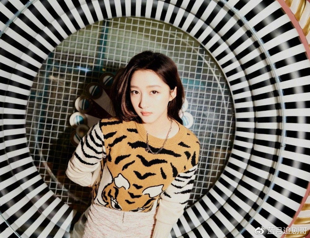 关晓彤新剧《梅花红桃》开机路透，搭档韩东君，花絮精彩引发期待休闲区蓝鸢梦想 - Www.slyday.coM