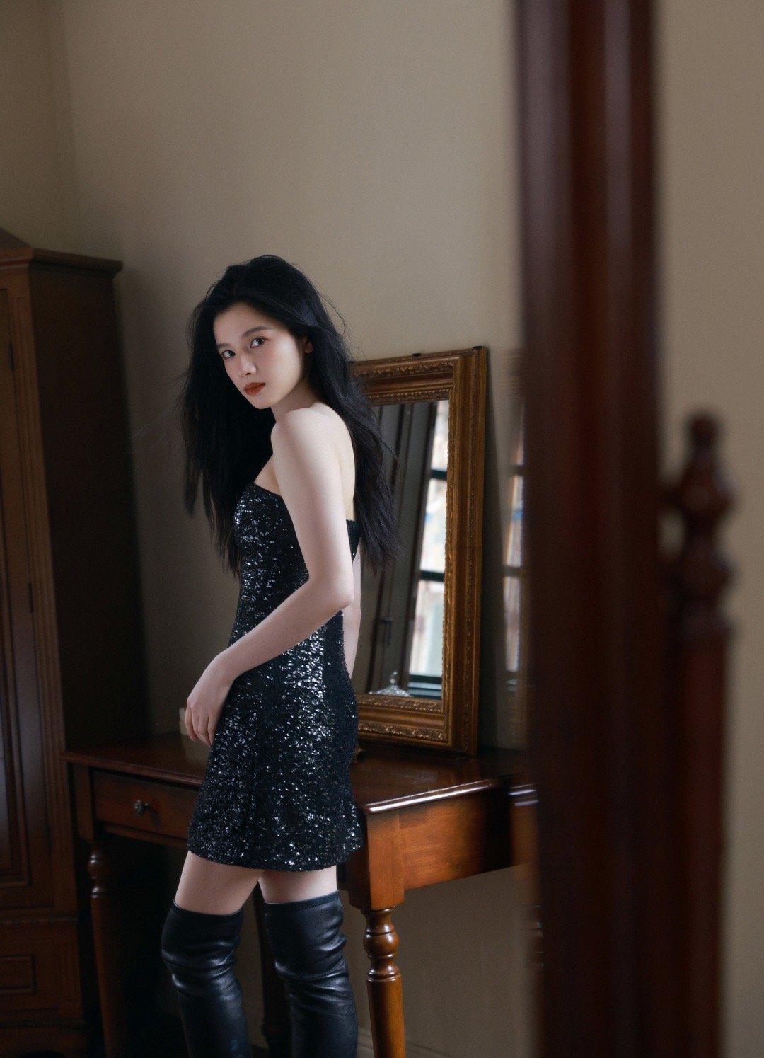 张婧仪今日活动造型大片9615 黑色亮片短裙77皮靴……__财经