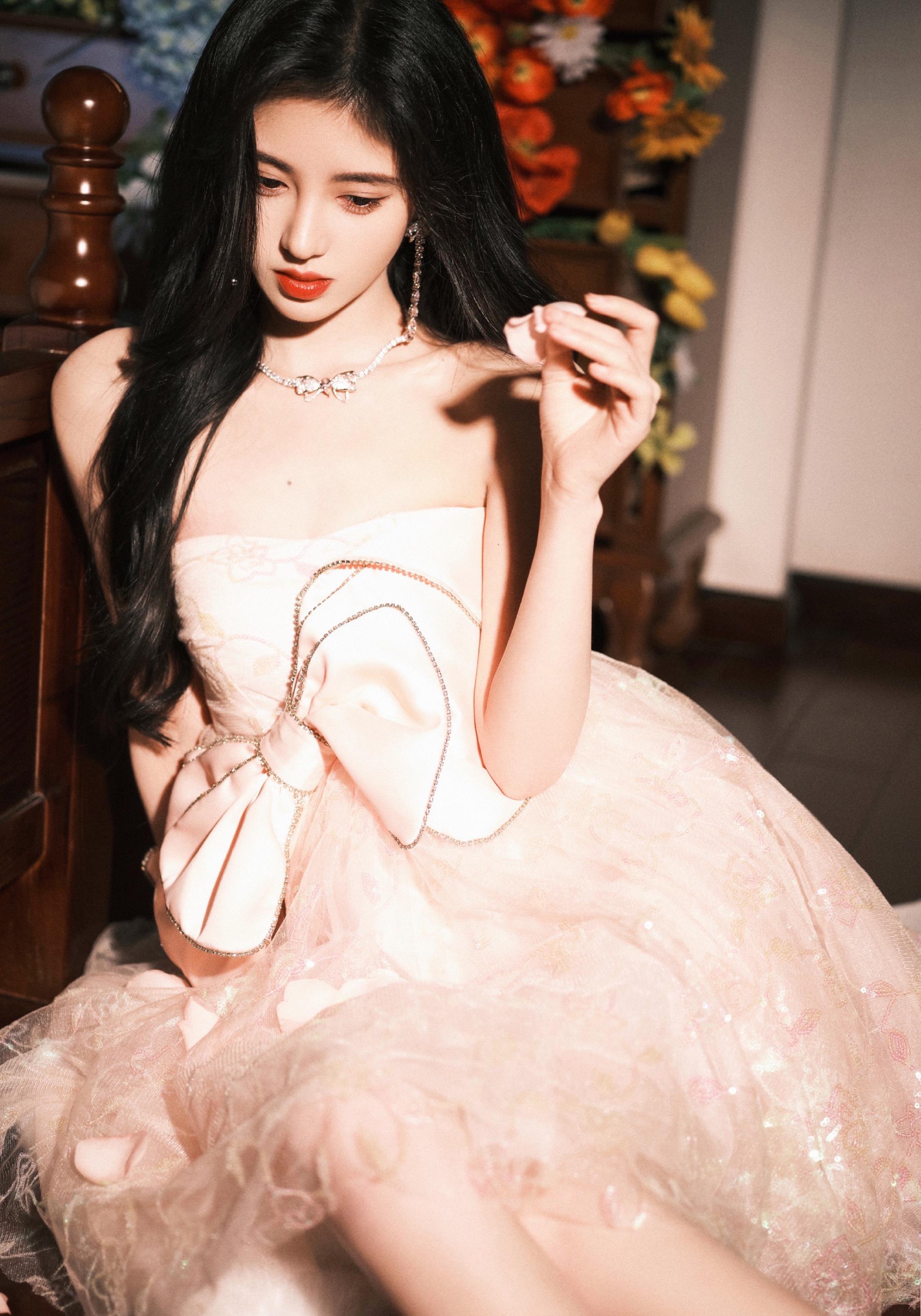 鞠婧祎年货节舞台造型大片 淡粉色公主裙的小鞠就是公主本人吧!