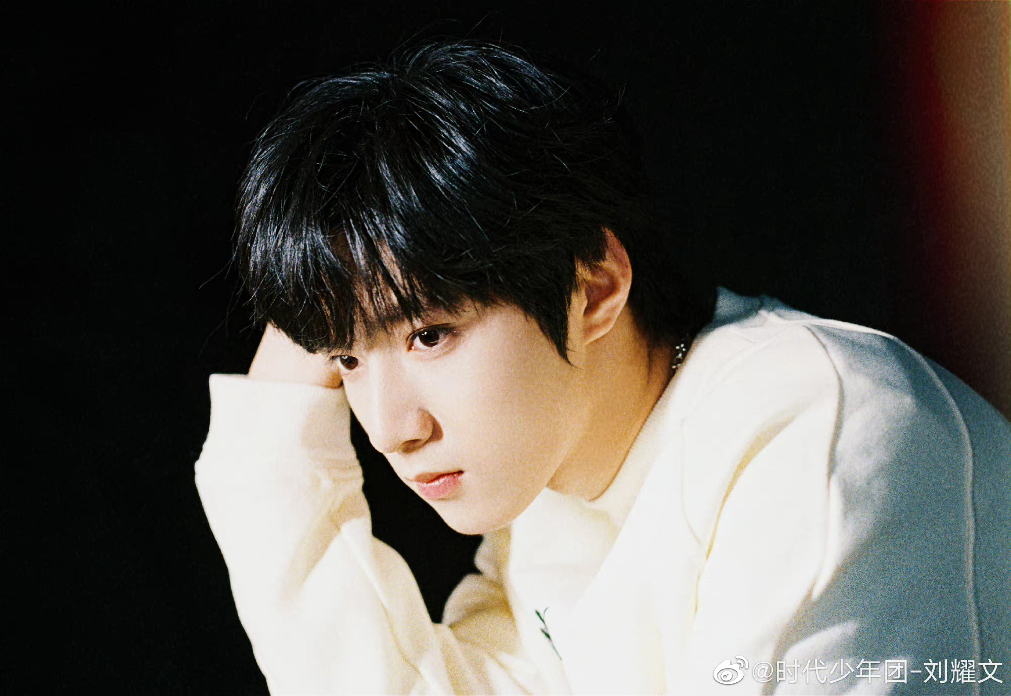 刘耀文草莓卫衣随拍新鲜出炉!好帅气!_高清图集_新浪网