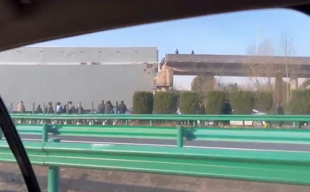 最新!湖北“高速公路桥面垮塌事故”:3辆货车侧翻,1辆小车被埋压,已救出7名被困者!休闲区蓝鸢梦想 - Www.slyday.coM 最新!湖北“高速公路桥面垮塌事故”:3辆货车侧翻,1辆小车被埋压,已救出7名被困者!休闲区蓝鸢梦想 - Www.slyday.coM