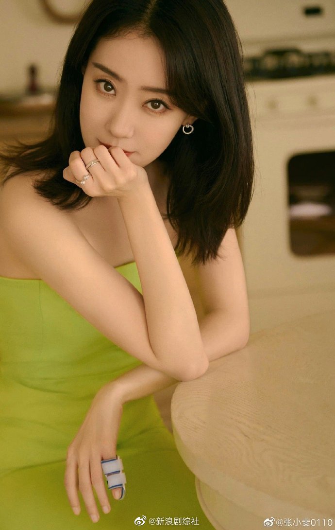 张小斐抹胸绿裙造型随拍,清爽活力的姐姐,夏日气息扑面而来_高清图集