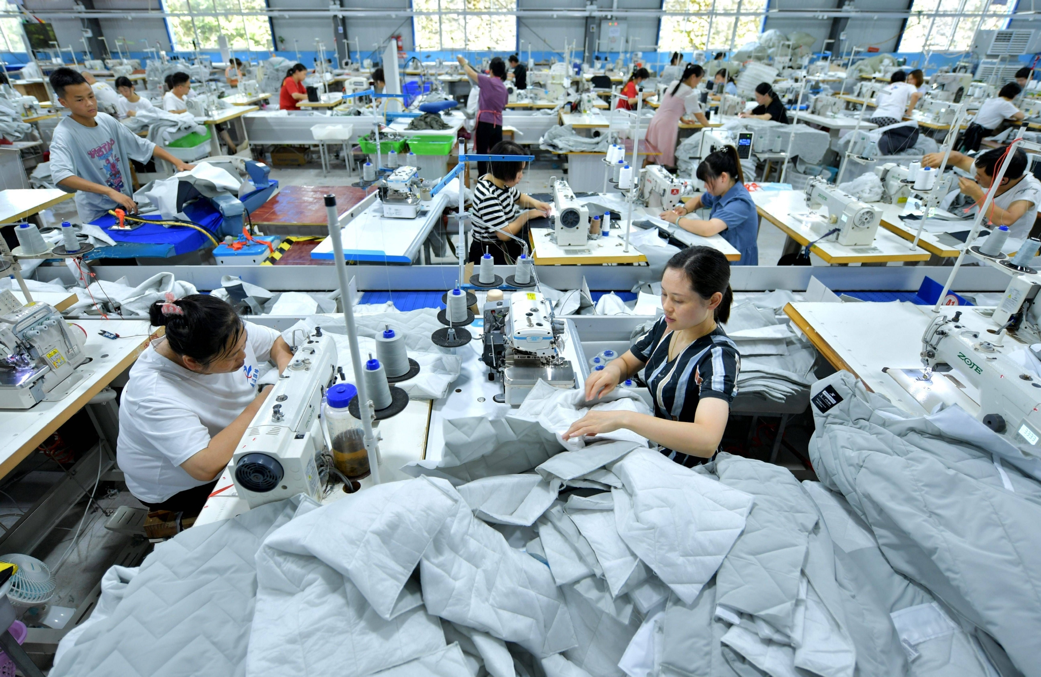 乡村企业助力乡村振兴7月5日,工人在宣恩县高罗镇龙河村一服装厂车间