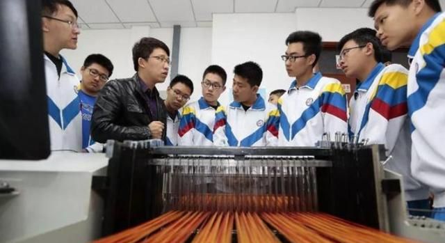 高中正在兴起“新攀比”方式,男同学间更为激烈,老师也无可奈何休闲区蓝鸢梦想 - Www.slyday.coM 高中正在兴起“新攀比”方式,男同学间更为激烈,老师也无可奈何休闲区蓝鸢梦想 - Www.slyday.coM