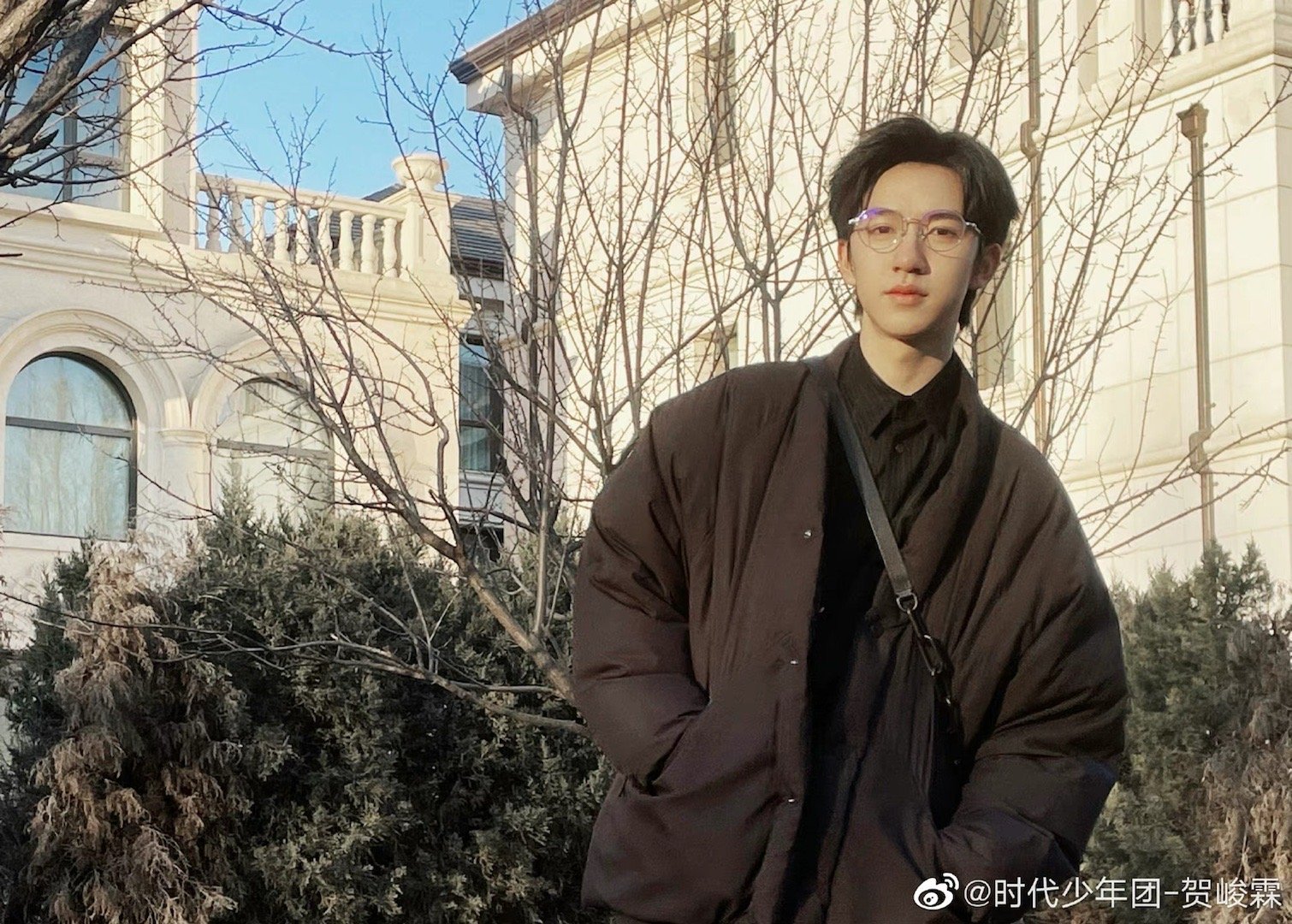 贺峻霖晒户外随拍冬日暖阳下的小贺露额头发型也太帅了吧