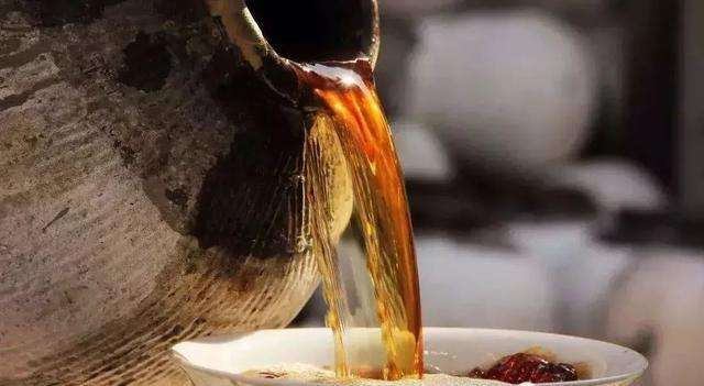 “喝醉的鱼”见过吗？浙江一酒厂起火黄酒流入河中，鱼儿全部醉倒休闲区蓝鸢梦想 - Www.slyday.coM